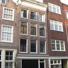 Pand met gevel onder rechte lijst met consoles