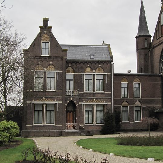 Pastorie met tussenlid aan de noordzijde