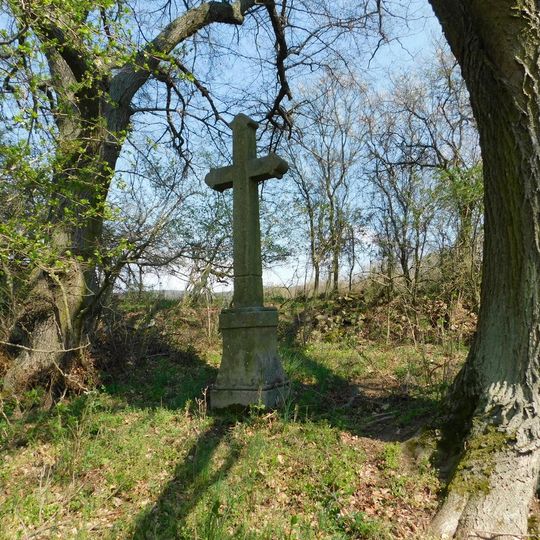 Kříž u zaniklé polní cesty jihovýchodně od Zahrádky