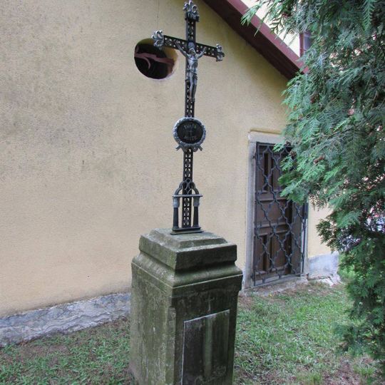 Kříž u kostela Narození Panny Marie v Zachotíně