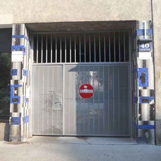 Portals and mosaics of Anton-Schmid-Hof, Brigittenau