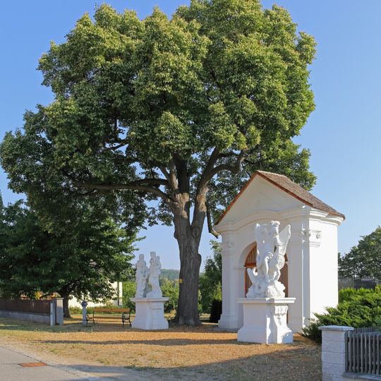 Wegkapelle mit Barockfiguren hl. Michael und Hl. Familie