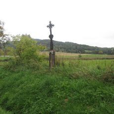Kříž severně nad Vadkovem u cesty do Lhenic