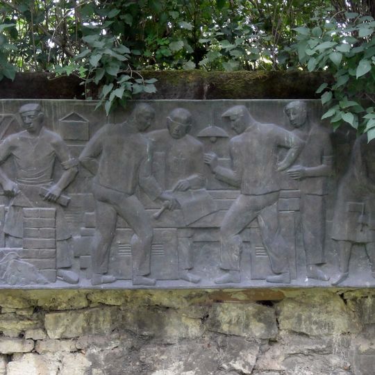 Relieftafel „friedlicher Aufbau nach dem Zweiten Weltkrieg“