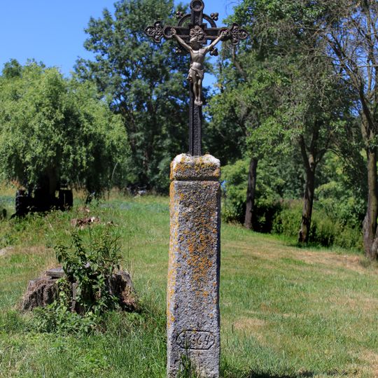 Kříž ve Hvožďanech u rybníčku