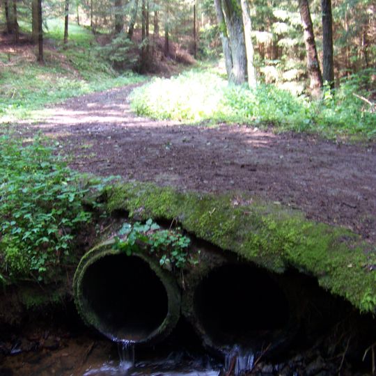 Most turistické stezky přes Stěžovský potok severozápadně od Drah