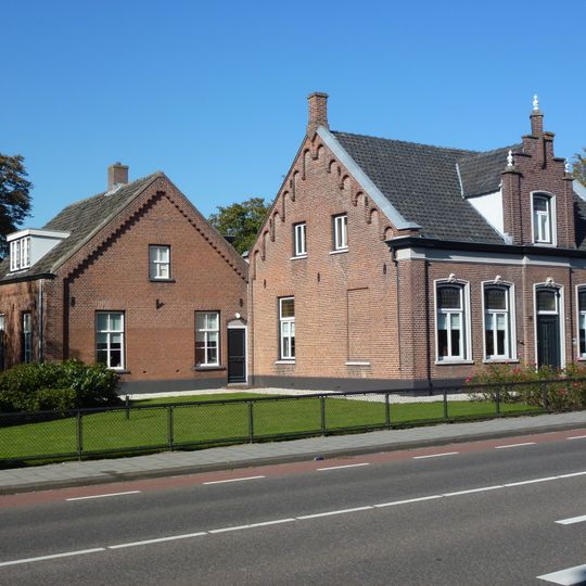 Fabrikantenwoning met dienstwoningen