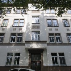 Mietshaus in ehemals geschlossener Bebauung Südbahnstraße 4