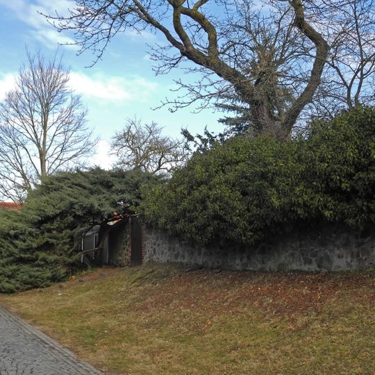 Sachgesamtheit Stadtbefestigung Wilsdruff: Reste der historischen Stadtmauer von Wilsdruff im Bereich Töpfergasse , Gezinge und Stadtgraben (alles Einzeldenkmale, siehe auch Einzeldenkmaldokument - Obj. 08964307, glei