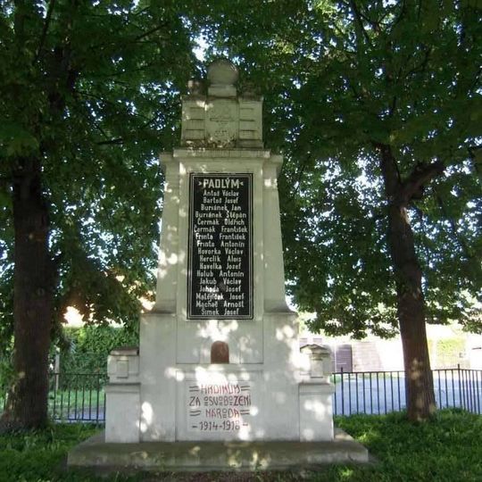 Pomník padlým v Podolance na prostranství poblíž obecního úřadu