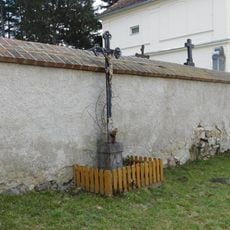 Kříž u hřbitovní zdi ve Václavicích