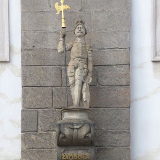 Socha rytíře Žumbery na domě 290/41 na náměstí Republiky v Plzni