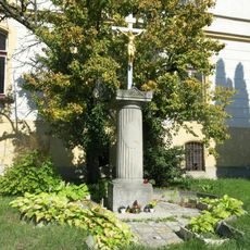 Kříž u domu 471 na náměstí Edvarda Beneše ve Varnsdorfu