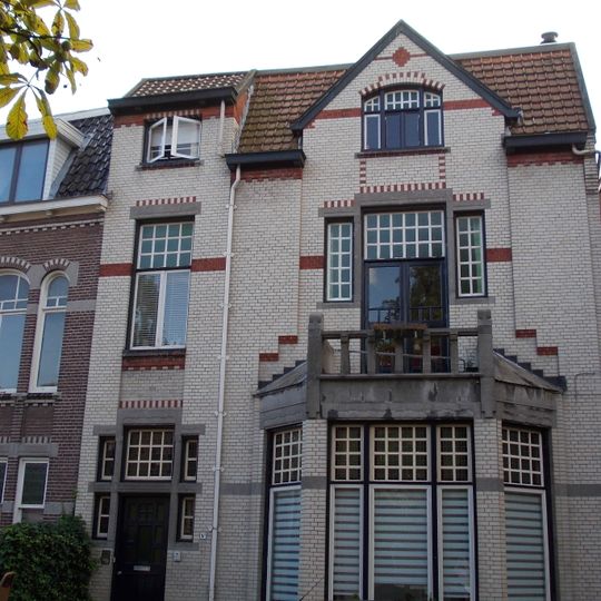 Vier woningen en een sociëteitsgebouw met bovenwoning