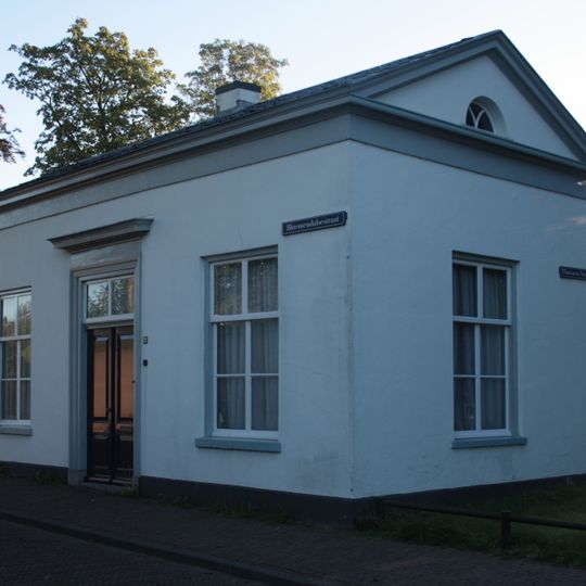 Douanehuis, neoklassiek, witgepleisterd met muren langs de straat