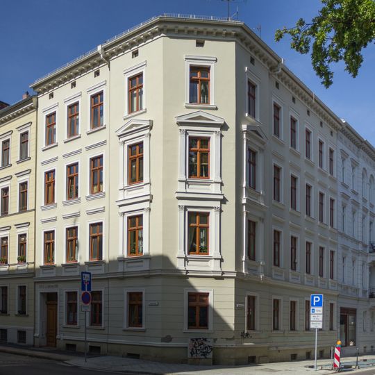 Mietshaus in geschlossener Bebauung, Eckhaus Schulstraße 13