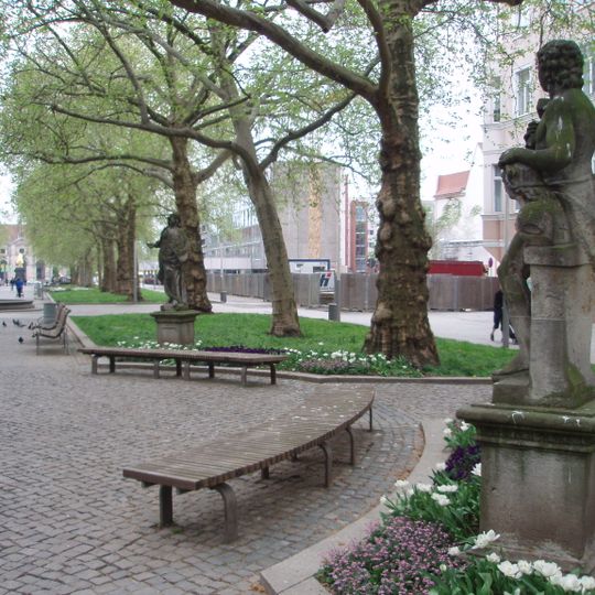 Acht Figuren und zwei Vasen auf der Hauptstraße