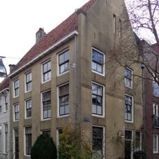 Huis met gepleisterde rechte gevel