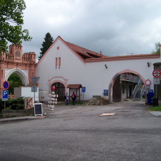 Hospodářský dvůr zámku Vrchotovy Janovice