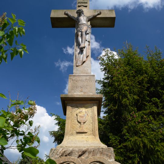 Kříž v Jedlí ve středu obce