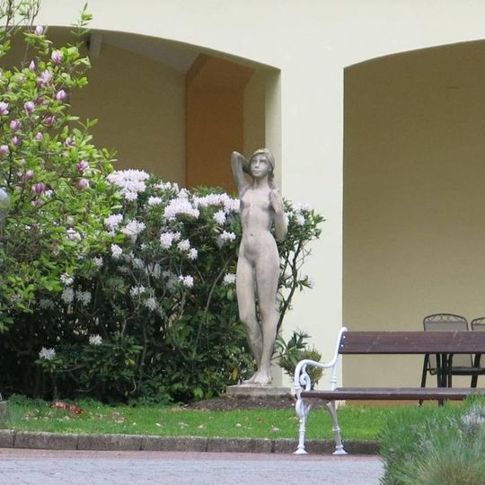 Socha dívky před lázněmi v Dubí