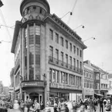 Winkelpand met stijlinvloeden van Um 1800 en Art Deco