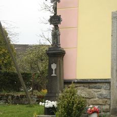 Kříž u kaple ve Vlčnově