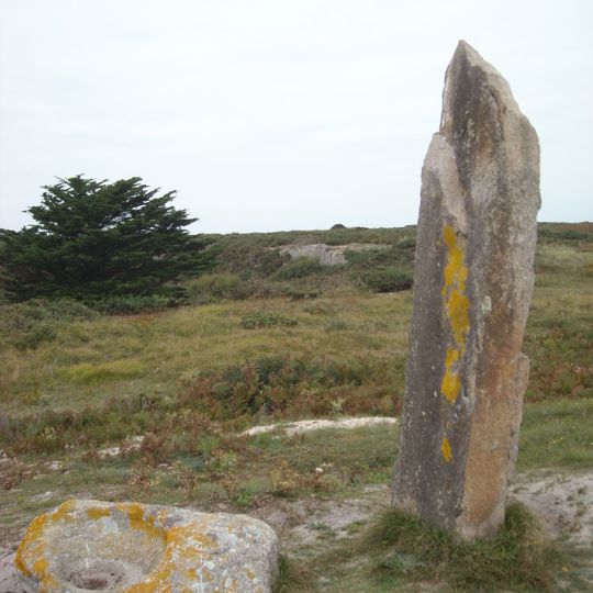 Dolmen de la Croix et menhir de la Vierge, Hoëdic