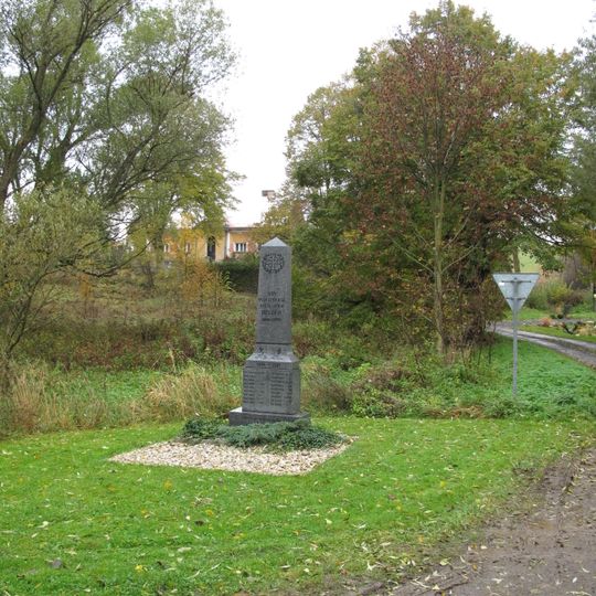 Pomník padlým v první světové válce u křižovatky a autobusové zastávky ve Staré Vodě