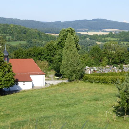 Friedhof mit niedriger Ummauerung
