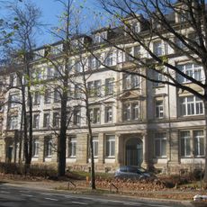 Verwaltungsgebäude und Mietshaus (zwei Hausnummern) in geschlossener Bebauung mit Vorgarten; Straße der Nationen 67; 69