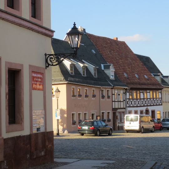 Wohnhaus in geschlossener Bebauung Clemens-Pfau-Platz 20