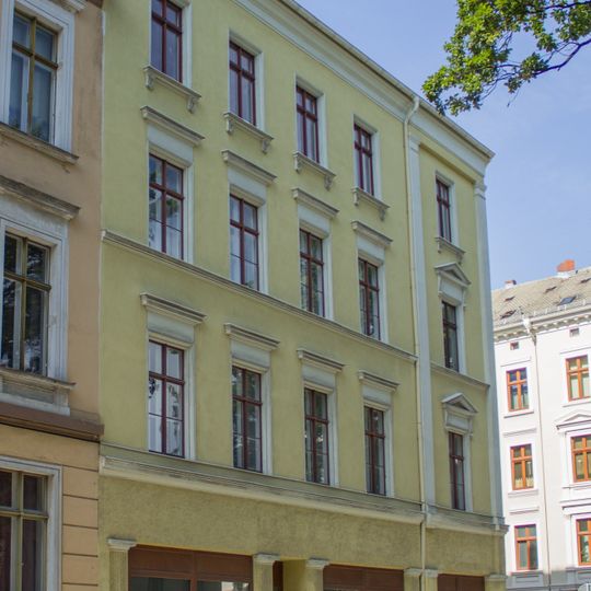 Mietshaus mit Laden in geschlossener Bebauung, Eckhaus Schulstraße 1