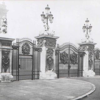 Buckingham Palace Forecourt Gate Piers, Gates, Railings And Lamps