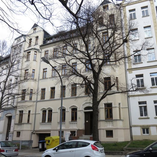Mietshaus in geschlossener Bebauung mit Vorgarten Orthstraße 10