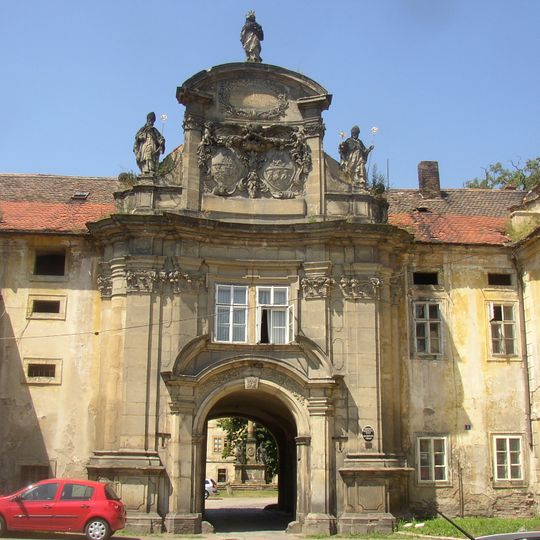 Sochy nad branou do kláštera v Doksanech