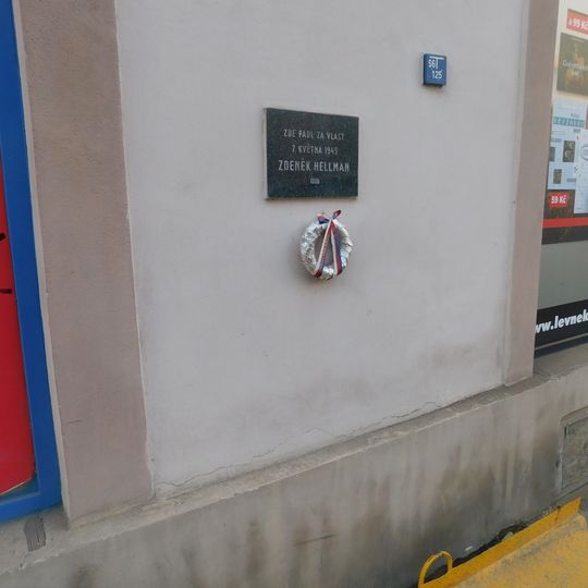 Pamětní deska Zdeňka Hellmana na domě Na hutích 342/5 v Dejvicích