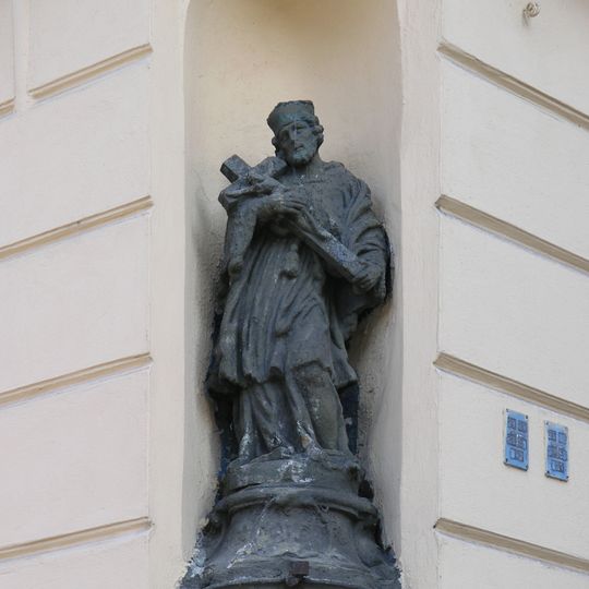 Socha svatého Jana Nepomuckého na rohu Arbesova náměstí