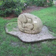 Kamenná plastika Jistota bezpečí v ZOO Liberec