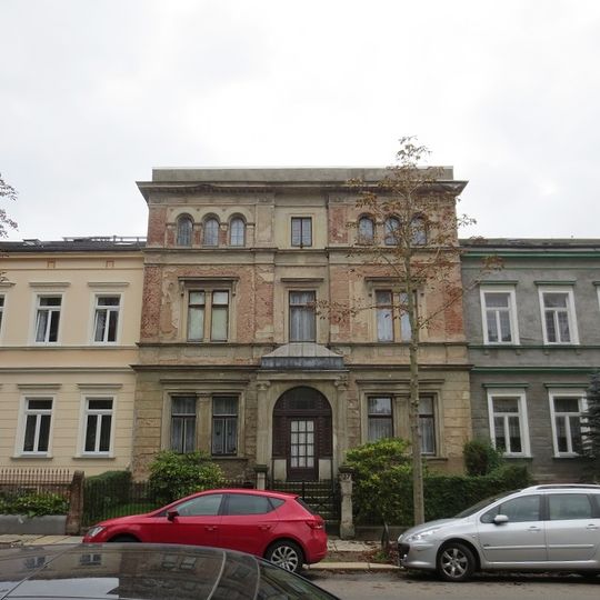 Mietshaus in geschlossener Bebauung mit Vorgarten und Einfriedung; Heinrich-Beck-Straße 27