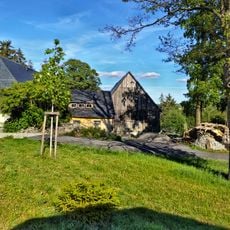 Wohnhaus und Scheune eines Bauernhofes Greifensteinstraße 59