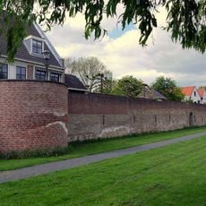 Oude vestingwerken met omgrachting