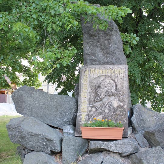 Husův kámen na návsi v Libomyšli