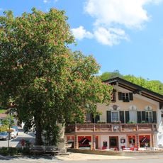 Ehemals Bauernhaus, jetzt Wohn- und Geschäftshaus