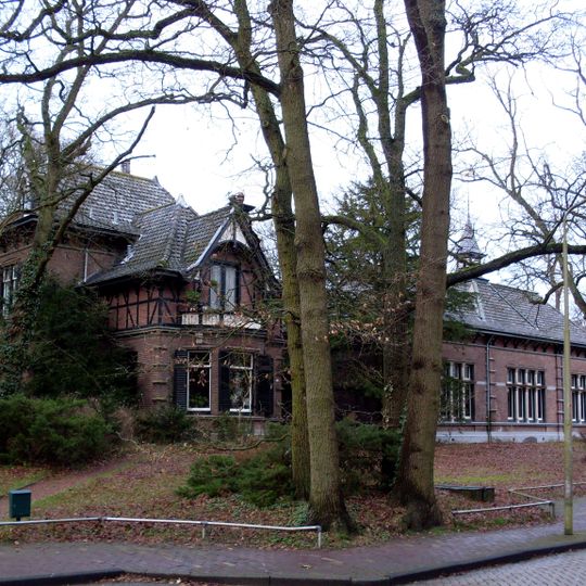 Voormalige openbare bewaarschool met bijbehorende onderwijzerswoning