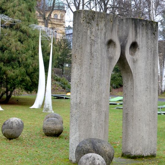 Kamenná plastika Brána snů u minigolfu v Masarykově ulici v Liberci