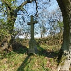 Kříž u zaniklé polní cesty jihovýchodně od Zahrádky