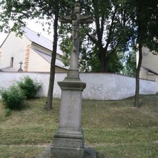 Kříž u kostela sv. Petra a Pavla v Jinošově