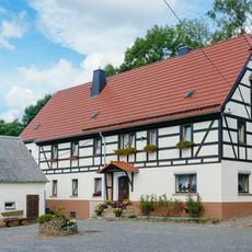 Mühlengebäude und Hofpflaster Alte Lindenstraße 25