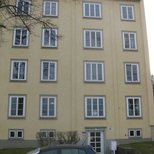Wohnhaus einer Wohnhauszeile , mit Vorgarten Neefestraße 81a
